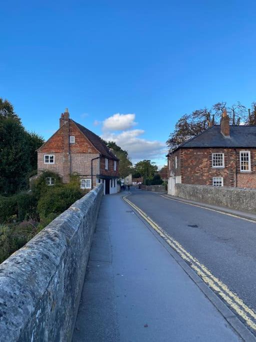 New Studio Apartment - Minutes Walk To Cathedral Salisbury Exterior photo